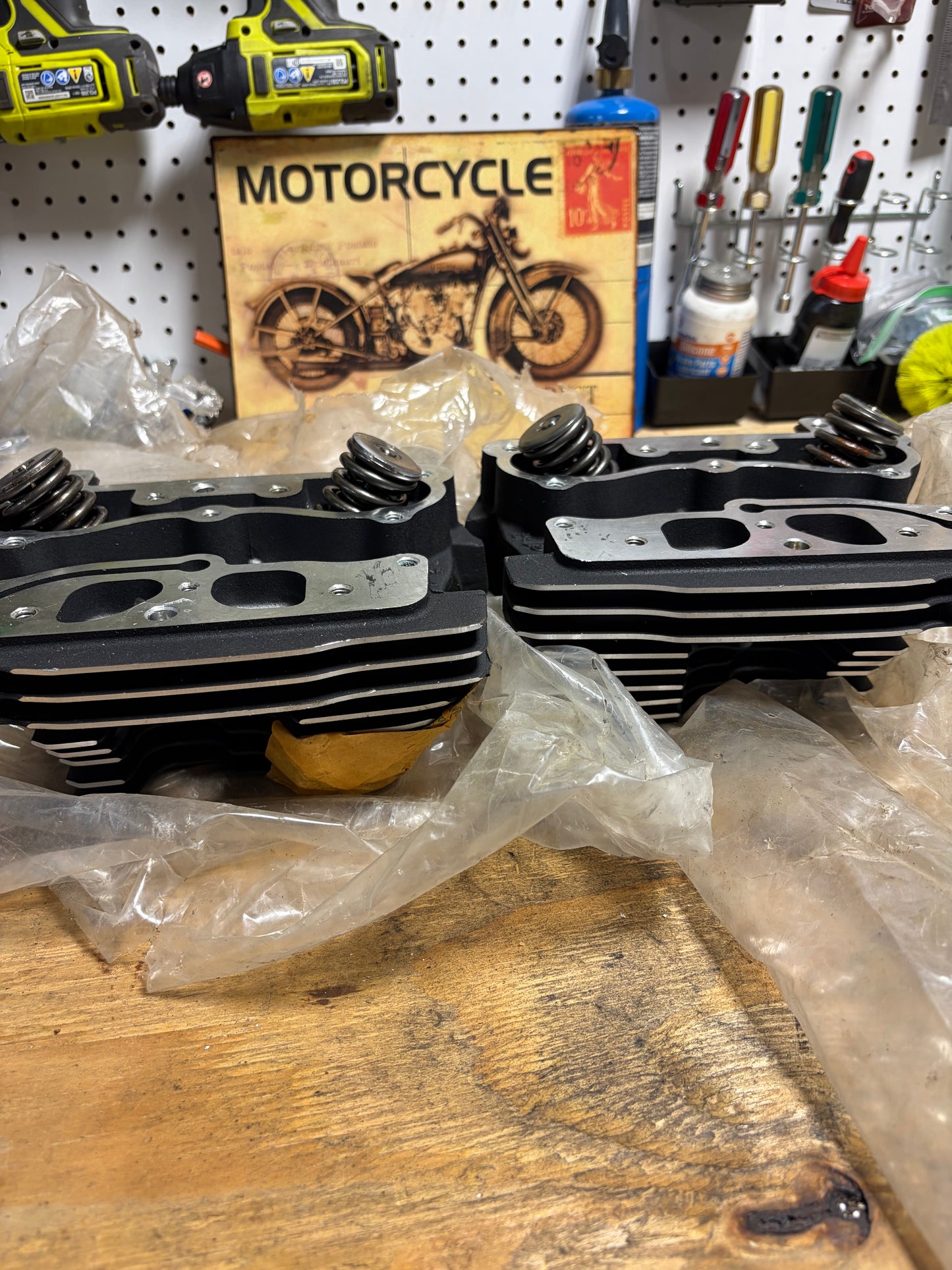 Harley Twin Cam 88 OEM Cylinder Heads 16723-99 16725-99 1999-06