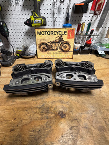 Harley Twin Cam 88 OEM Cylinder Heads Pair 16723-99 16725-99 1999-06