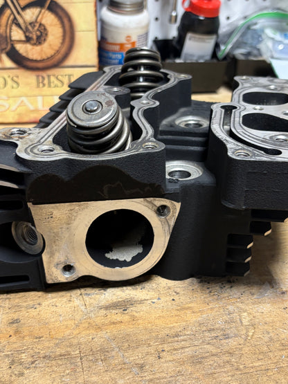 Harley Twin Cam 88 OEM Cylinder Heads Pair 16723-99 16725-99 1999-06